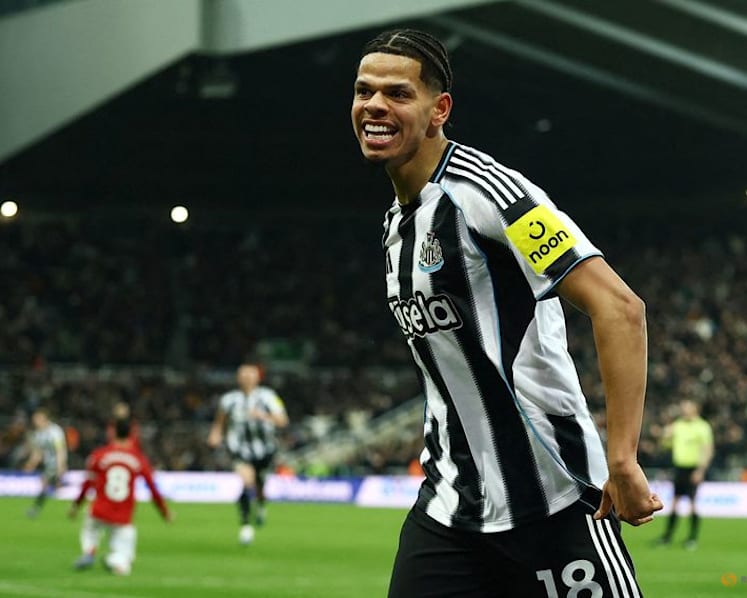 Newcastle, down to 10 men, end Carrick's unbeaten run with Man Utd