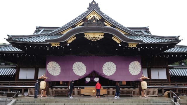 日本首相石破茂向靖国神社供奉祭品