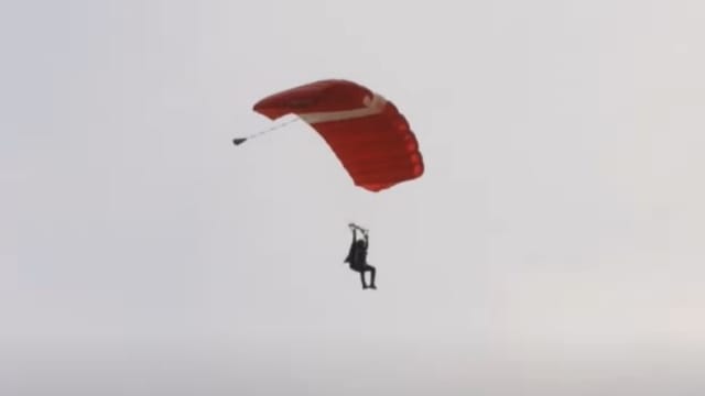 【重温直播】【国庆2025】红狮跳伞队空降碧山 邻里庆祝活动掀起高潮
