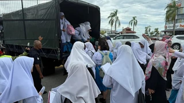 考到一半突发淹水 马警出动卡车转移考生换校续考