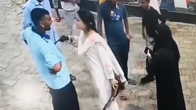 与油站员工爆冲突  印度女子亮枪指向员工胸口