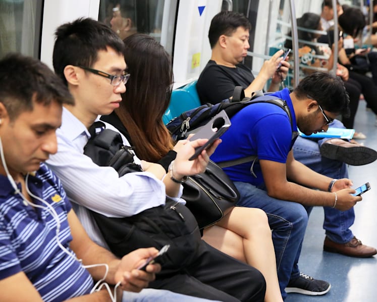 More Singaporeans reading news online as newspaper readership falls: Nielsen survey