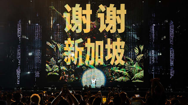 “野生”萧敬腾狮城演唱会玩疯，爬高处和二楼歌迷互动！