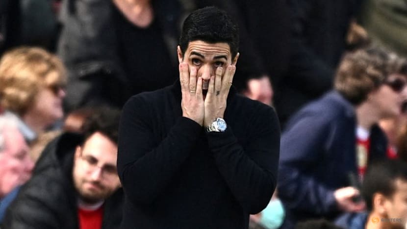 Stuttering Arsenal given title jolt, Liverpool end losing run