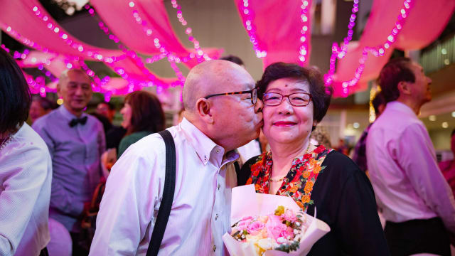 逾50对女皇镇夫妻再宣誓庆银婚 拍沙龙照走猫步秀恩爱