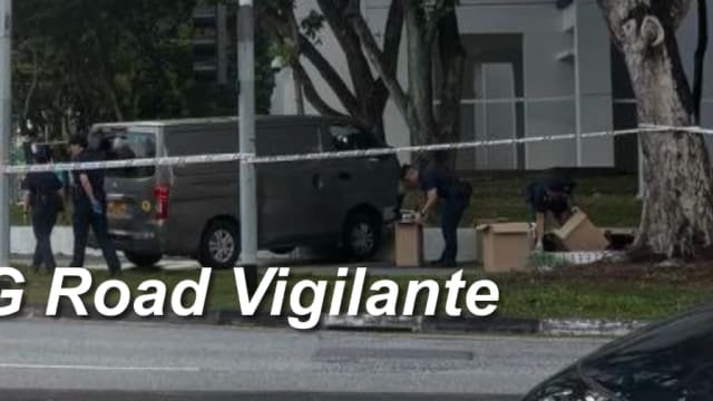 疑藏漏税烟 货车躲避追捕冲上人行道