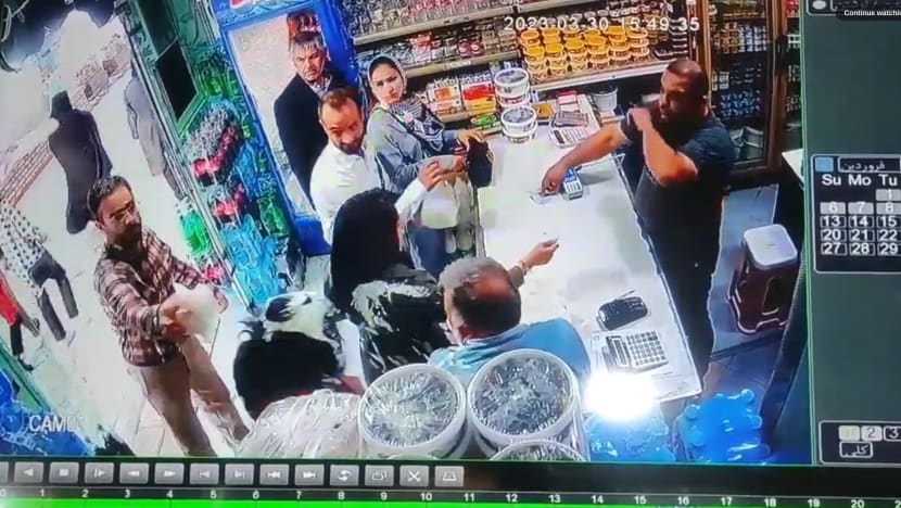 2 wanita di Iran ditahan, dilempar yogurt kerana tidak pakai hijab 2 wanita di Iran ditahan, dilempar yogurt kerana tidak pakai hijab