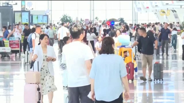 中国迎来五天中秋假期 航空和陆路交通需求大增