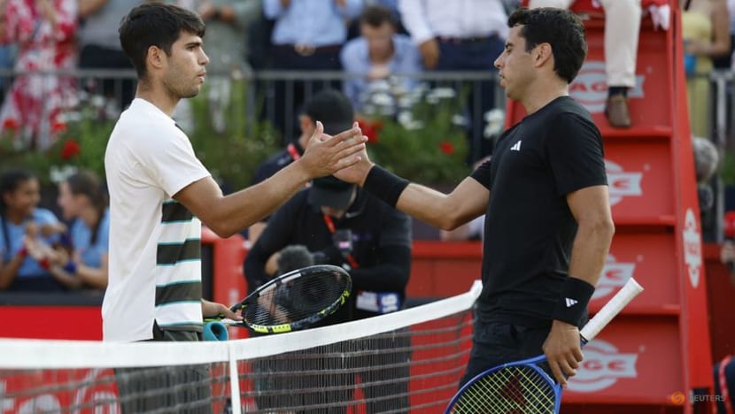 Alcaraz overcomes Munar marathon to reach Queen's quarters