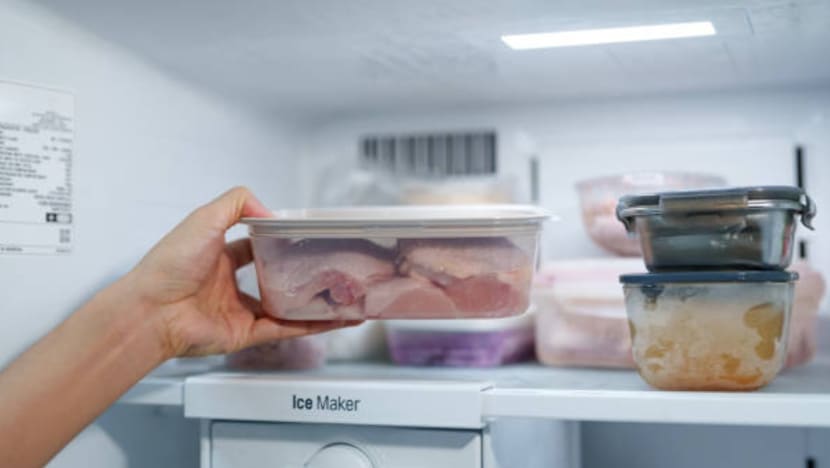Elak simpan ayam & ikan dalam peti sejuk guna plastik pasar  