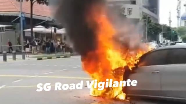 又一起火烧车 莱佛士码头轿车繁忙时段起火