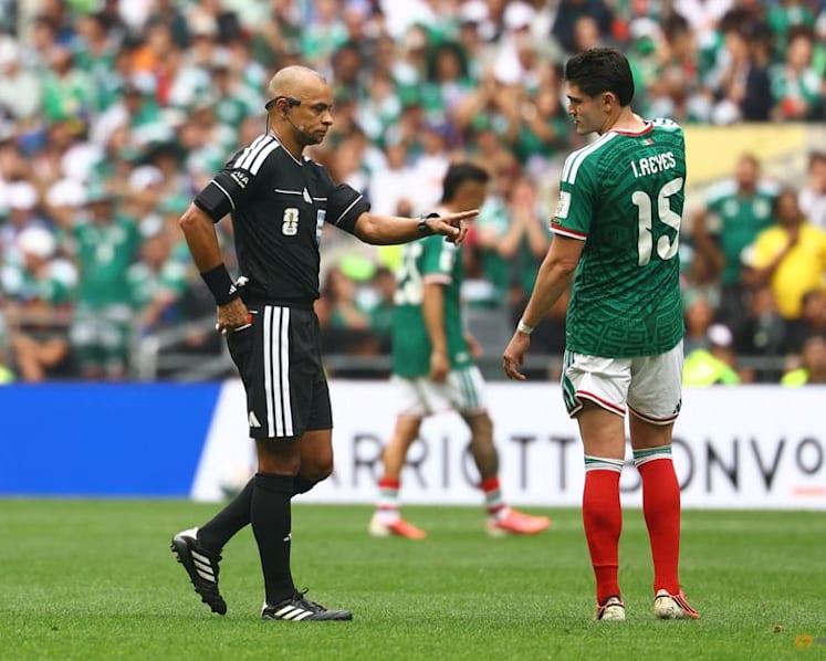 Quinones and Jimenez fire Mexico to opening World Cup win over nine-man South Africa