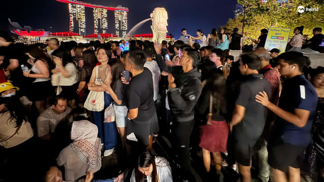 滨海湾开始出现大量人潮 拥挤程度似乎不如往年