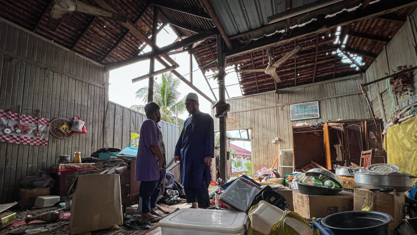 "Orang benci, tak tahu kenapa orang benci," ujar remaja dibantu pendakwah Ebit Lew