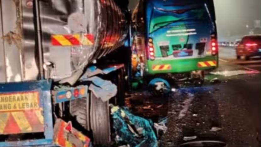 2 maut, 16 cedera dalam nahas libatkan bas persiaran dan dua lori di Johor