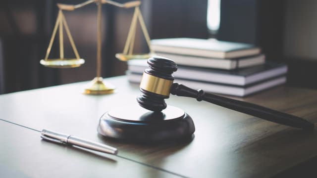 涉嫌参与洗钱活动 警方提控两女子