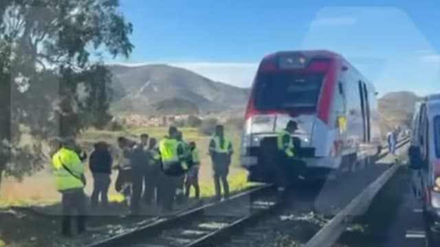 西班牙铁路再出事故 列车撞起重机多人伤