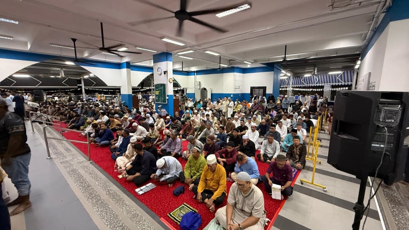 Masyarakat Islam penuhi masjid pada malam pertama solat tarawih di SG