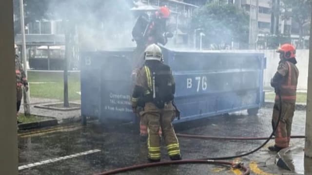 用来装社区大型垃圾 加西雅弯废物储存箱失火