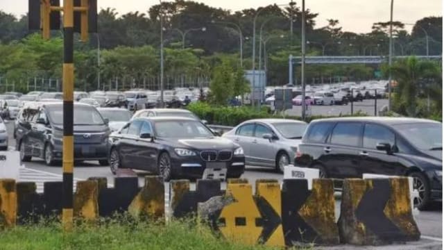 第二通道疑柜台系统故障致大塞车 马国司机气到U转
