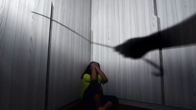 怀疑他偷钱和说谎 男子用雨伞藤条毒打九岁儿被判监