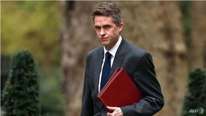 Theresa May pecat menteri pertahanan susuli pembocoran maklumat Huawei Theresa May pecat menteri pertahanan susuli pembocoran maklumat Huawei