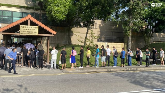 户头遭冻结 上百人再到中国大使馆求助 有人下跪哭诉