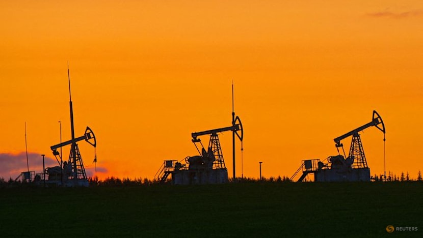 Oil falls as investors weigh potential supply glut, weak demand