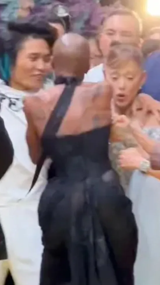 闯新加坡环球影城黄毯搂抱Ariana Grande，男子身份曝光，原来是惯犯！