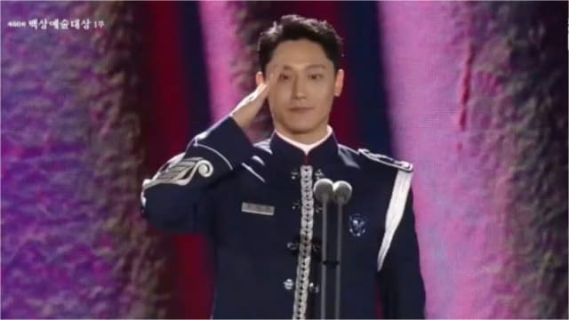 夺下百想“最佳新人奖”　李到晛甜蜜感谢女友林智妍