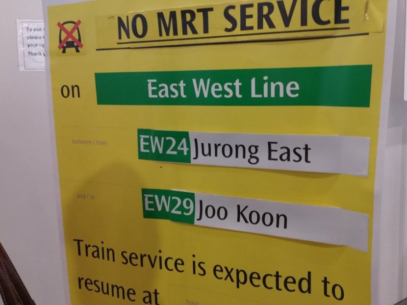 A signage at a MRT station indicating the train fault. Photo: Jovy Merryl @jmerryldc/Twitter