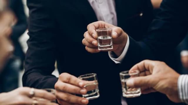 员工晚会敬酒过量死亡 法院：公司须分担赔偿责任
