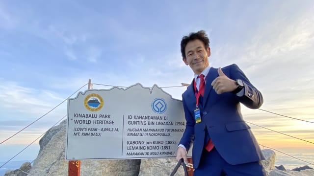 上山开会？日本男子穿西装拎公事包登马国神山