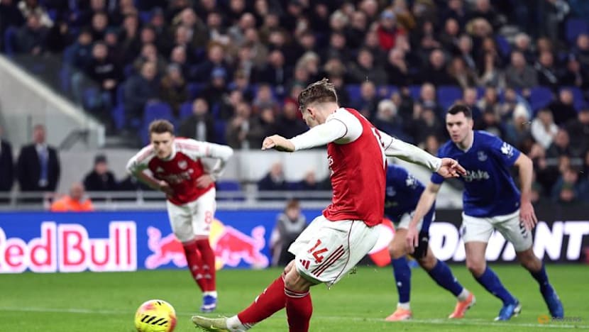 Arsenal take back Premier League top spot with 1-0 win over Everton