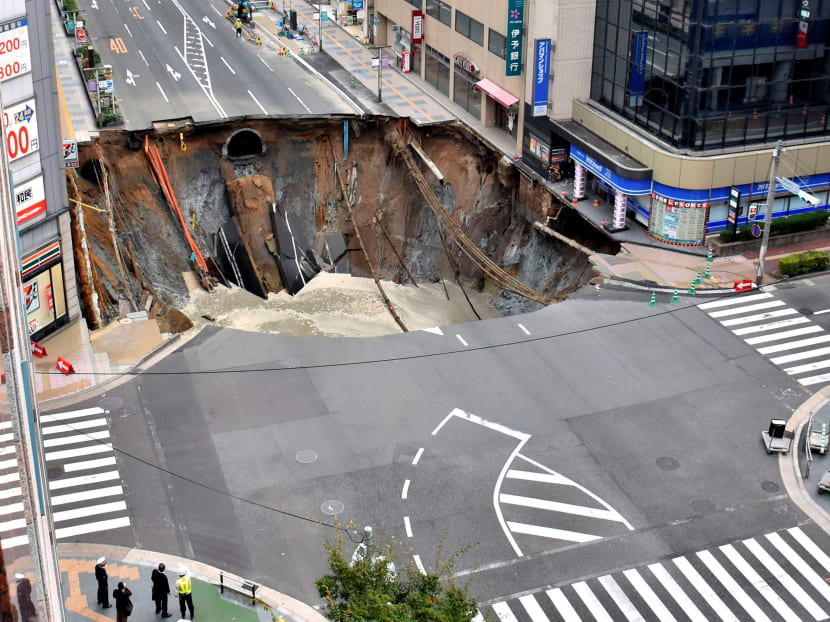 Sinkhole ‪ Giant sinkhole swallows Japan city street - TODAY