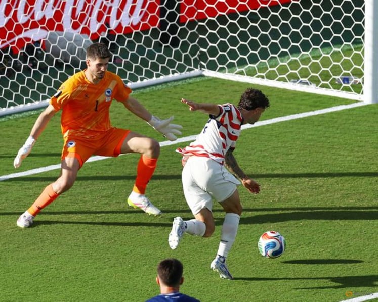 Ten-man United States beat Bosnia 2-0 to reach World Cup round of 16