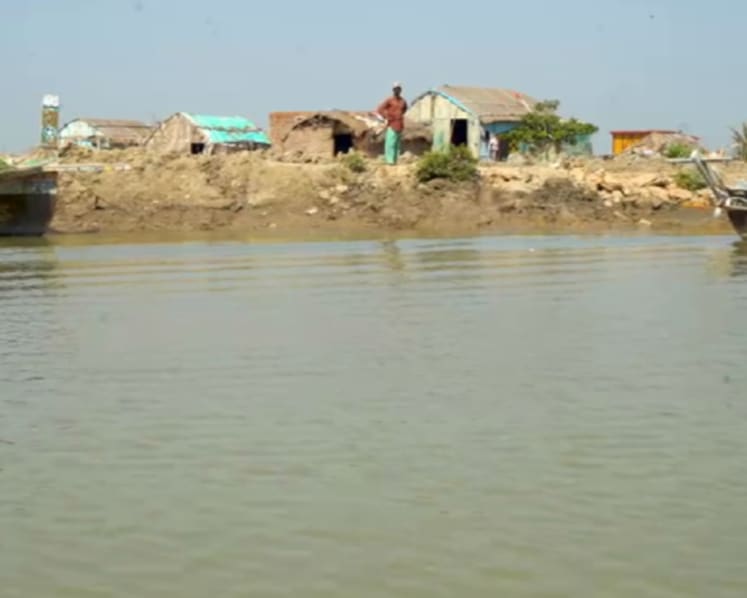 Rising seas force Pakistan’s coastal communities to flee