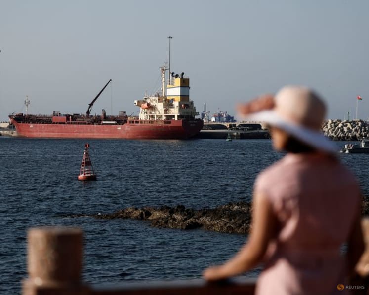 Oil dives, settles down 11% after Trump predicts Middle East de-escalation