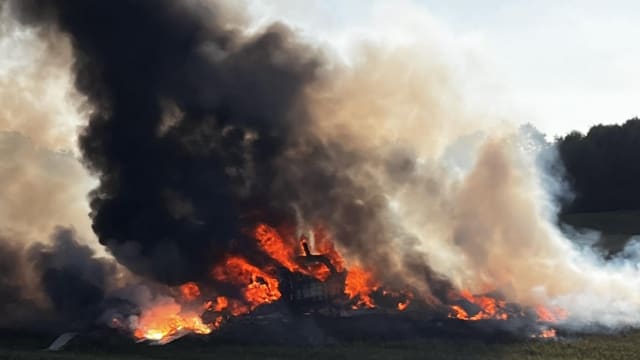 美国双引擎飞机紧急降落时坠毁 三人身亡