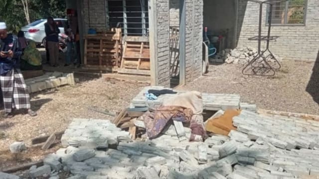 刚砌好的墙突然倒塌 马国小兄弟一死一伤