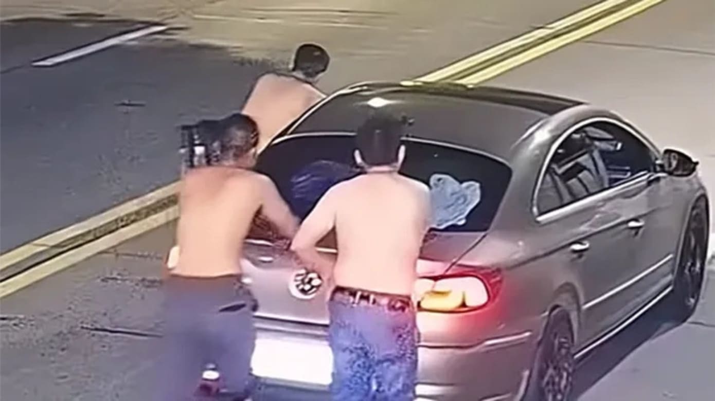 中国三男守法拒酒驾 宁下车协力推车回家