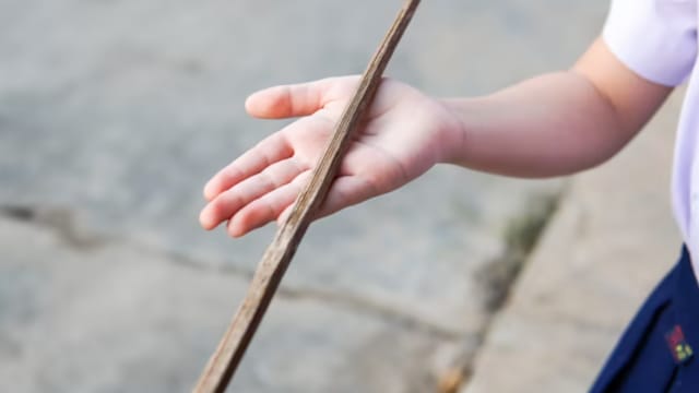 罚儿子脱裤面壁思过  父亲承认过度体罚儿子报警捉自己