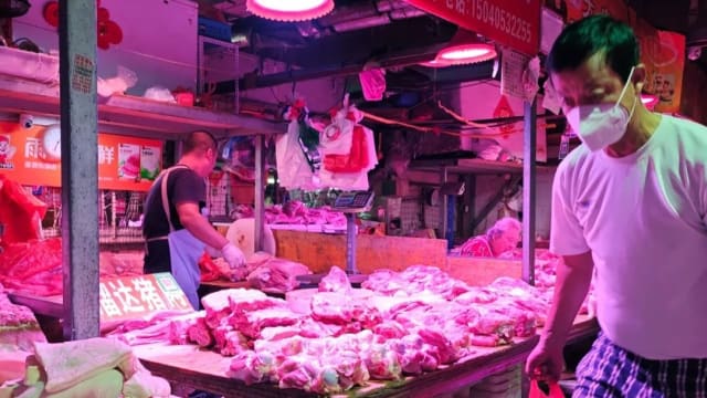 中国菜市喊禁“美颜灯” 蔬果肉鱼全须原色上架