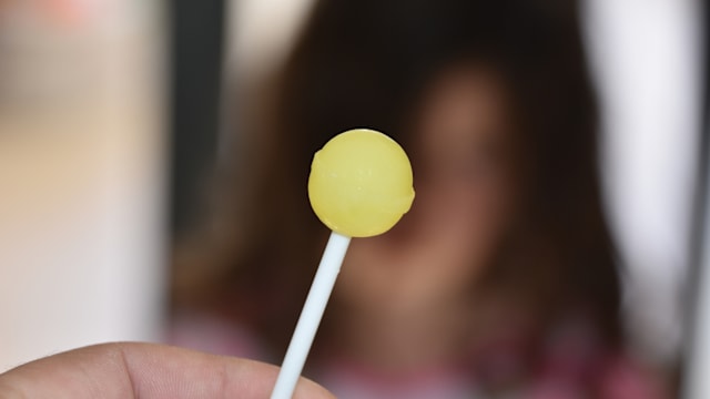 台湾五岁女童炫耀糖果  意外爆出被教练猥亵