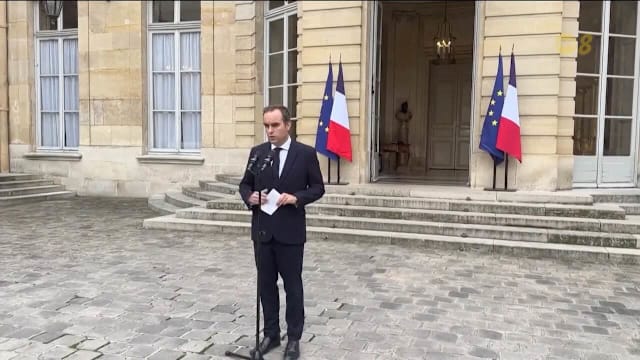 法国新总理闪电辞职 反对党要求马克龙解散议会