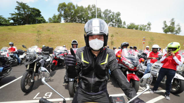 黄循财20多年首骑摩托车 为儿童癌症基金会筹款