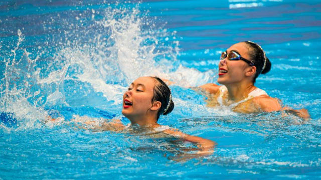 我国花式游泳选手苏俐妃和张嬿赢得金牌 且刷新个人纪录