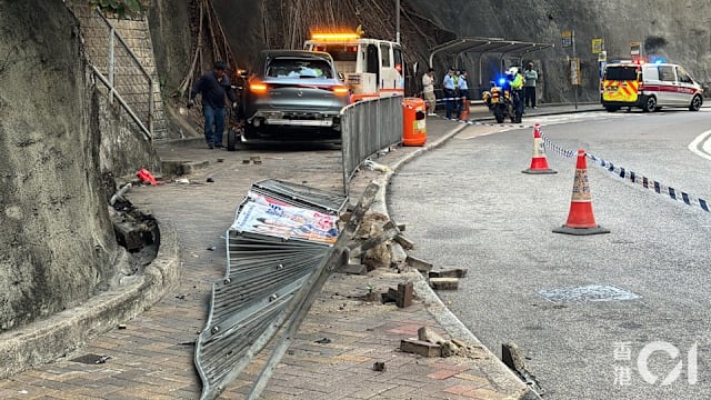 汽车失控冲上行人道 两母女卷入车底