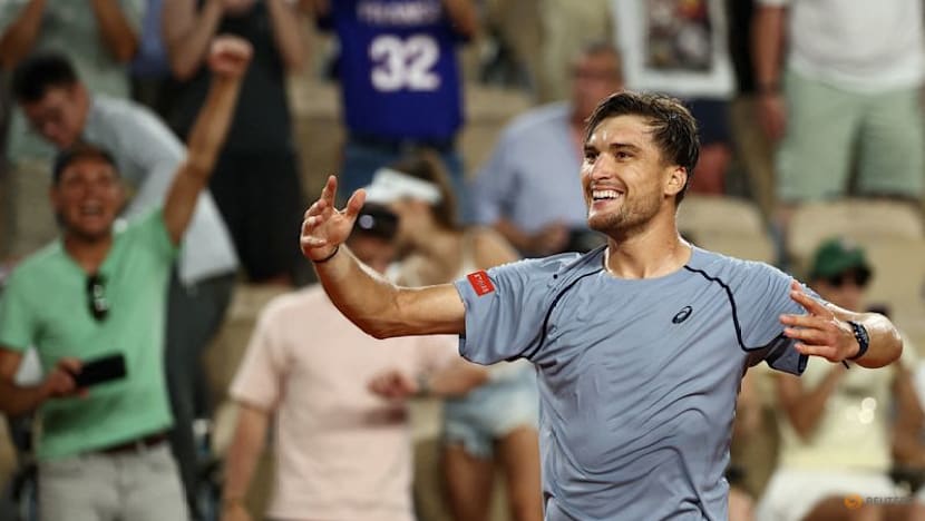 Collignon shocks Shelton to reach French Open third round
