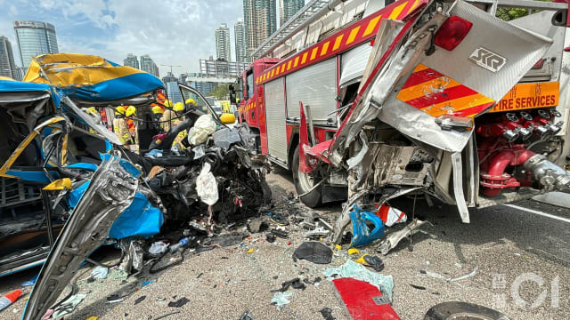 香港货车撞上路边消防车  司机伤重身亡